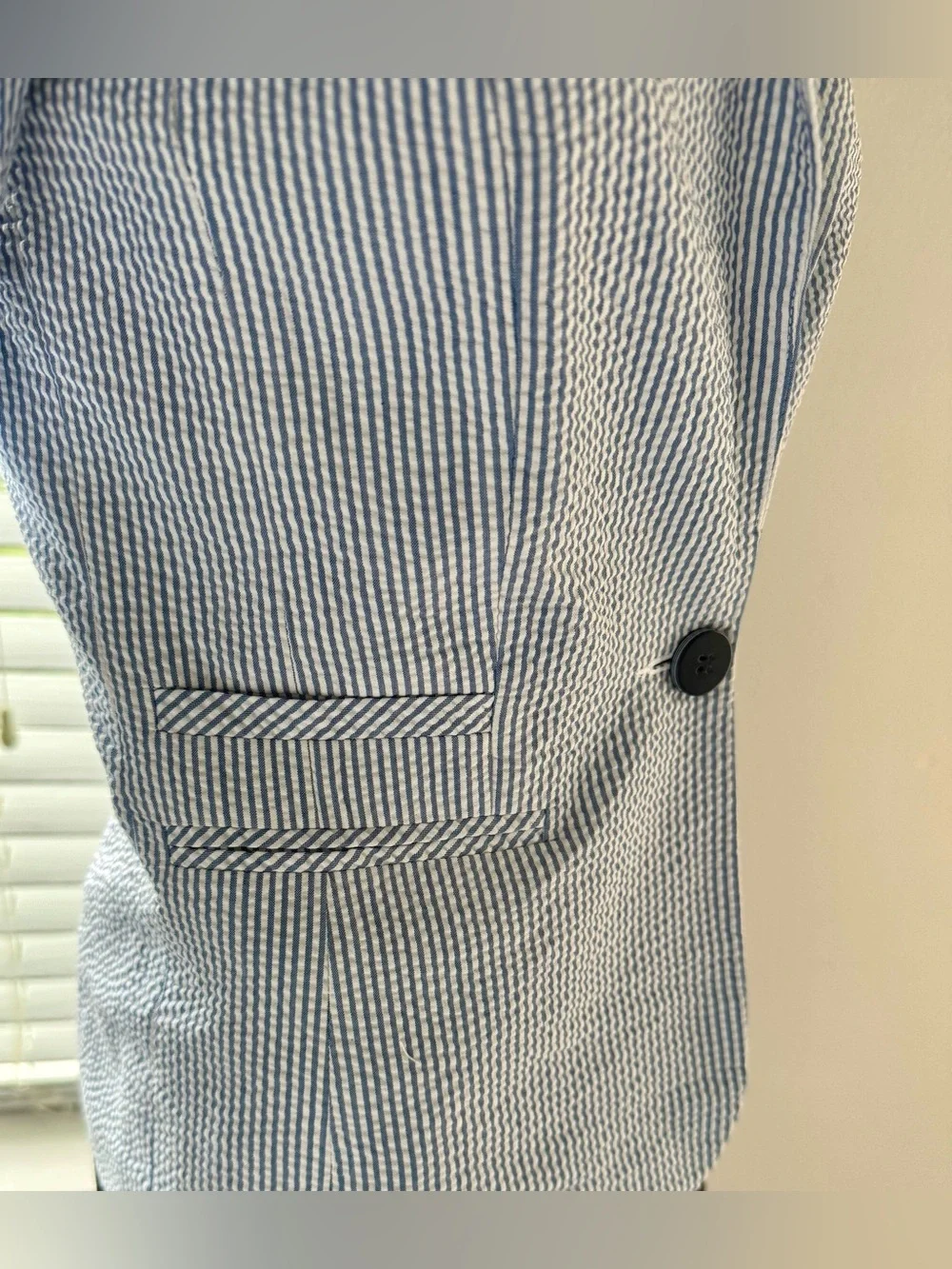 H&M women's seersucker blazer (blue and white stripe). Sz-4. Fitted H&M blazer
